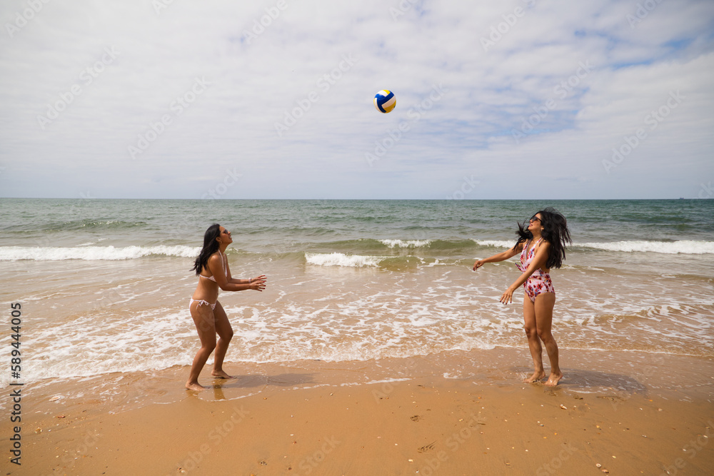 Obraz premium children playing on the beach