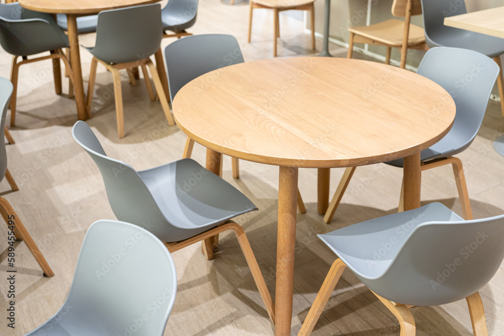 A round Dining Table with Chairs A round Dining Table with Chairs