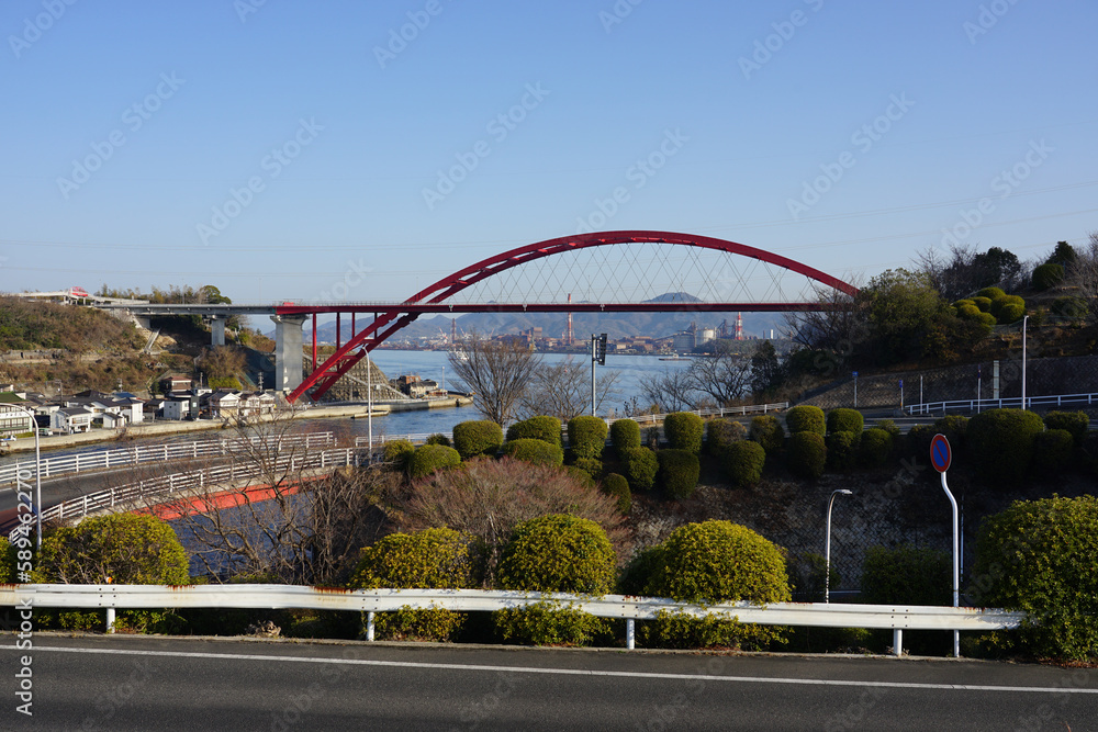 Fototapeta premium 晴れ渡った音戸の瀬戸 海を渡る第二音戸大橋(広島県呉市)