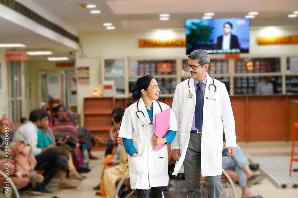 Obraz premium Indian male doctor discussing with assistance doctor at hospital.