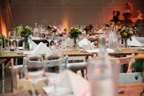 Photography Selective focus of the glass cups, bottles and flower decorations on the tables