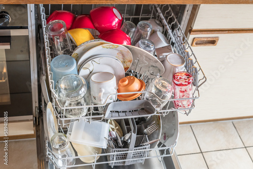 Nahaufnahme einer voll eingeräumten vollen bestückten Spülmaschine in einer Küche mit Geschirr Gläser Schüsseln Messer Gabel Löffel Besteck, Deutschland