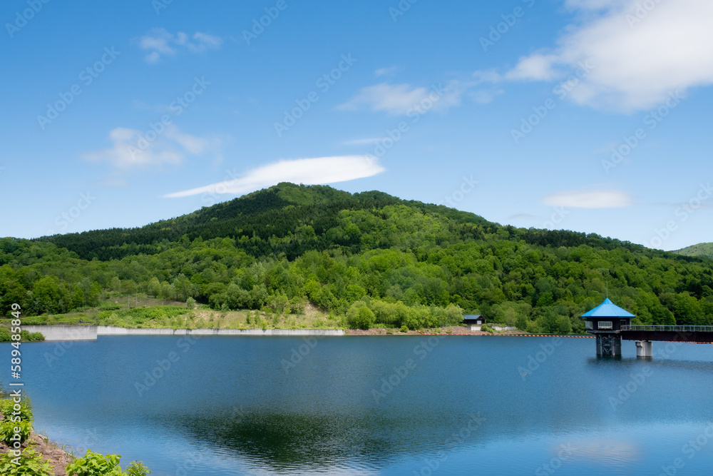 新緑の山を映す湖
