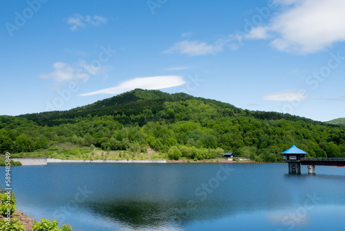 新緑の山を映す湖 