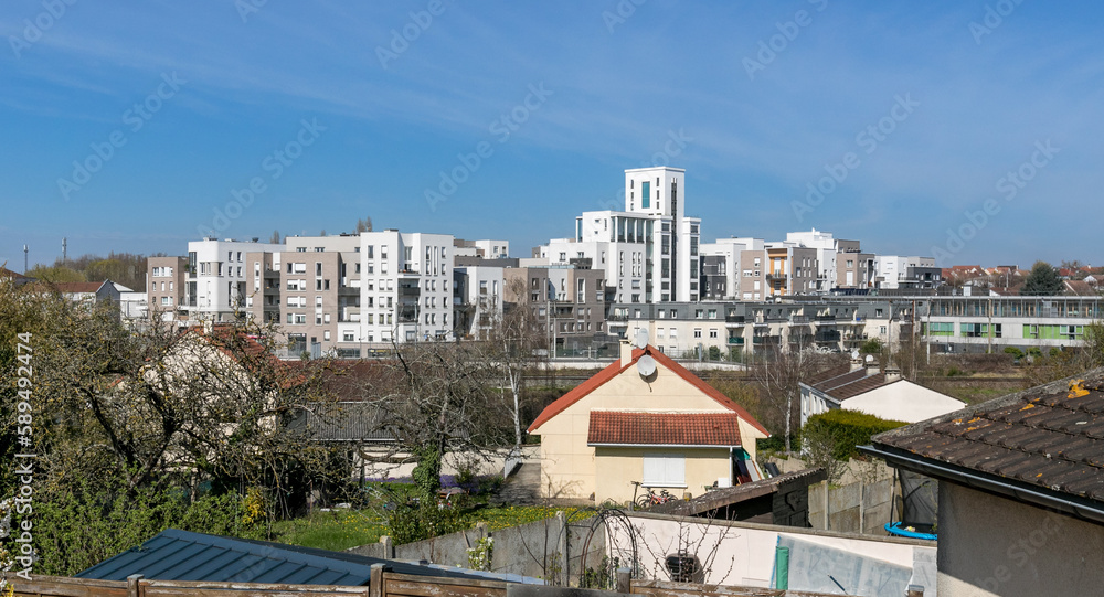 Obraz premium Vue sur les tours de Louvres, Val-d'Oise, France