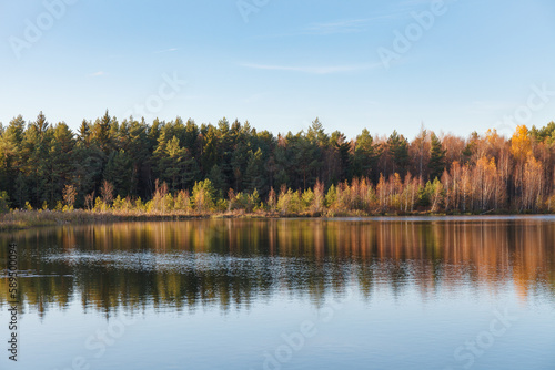 Fotografia Fall colours of forest reflected in the waters of a lake