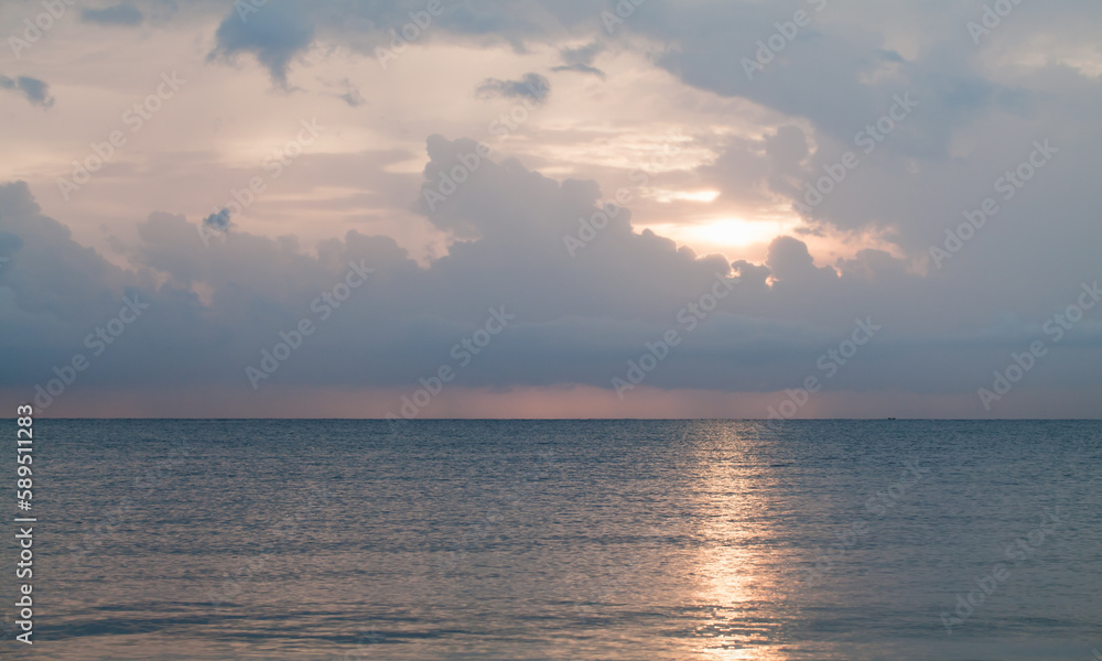 Obraz premium Colorful sky with clouds over the ocean at sunset, natural photo