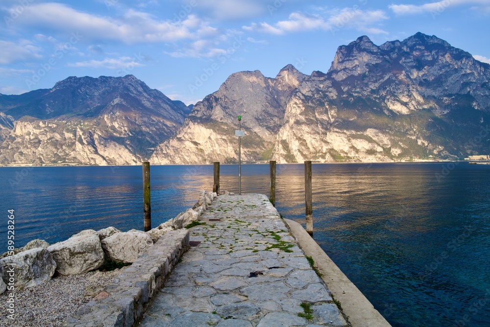 Obraz premium jetty, lake and mountains