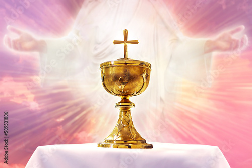 Foto Chalice in an altar with God light in the background