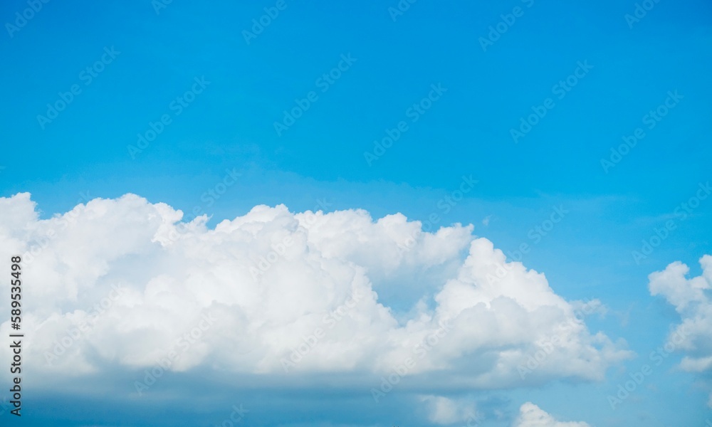 青空に浮かぶ白く大きな雲 青空に浮かぶ白く大きな雲