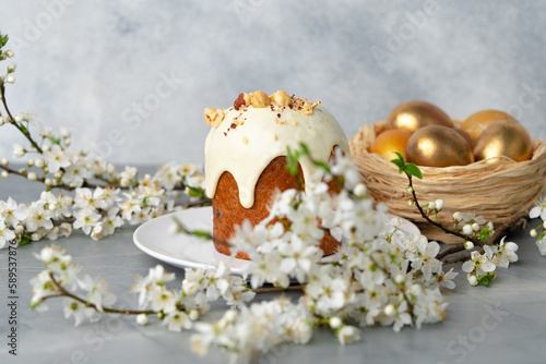 Obraz na plátne Traditional Easter cake with nuts on gray background