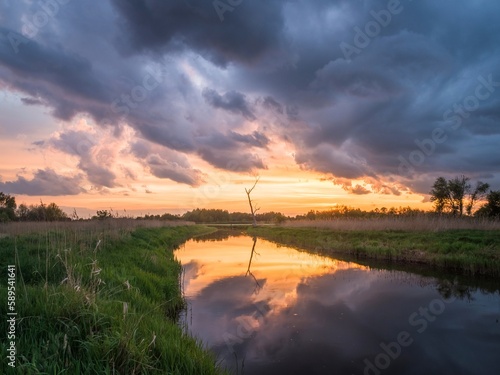 Piękny zachód słońca nad rzeką, Polska , Południowe Podlasie