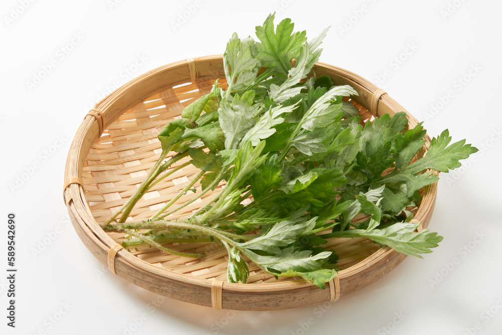 ざるに盛ったよもぎ　イメージ