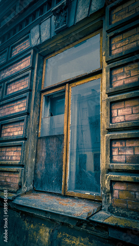 okno, stare okno, wybite szyby, cegły stare