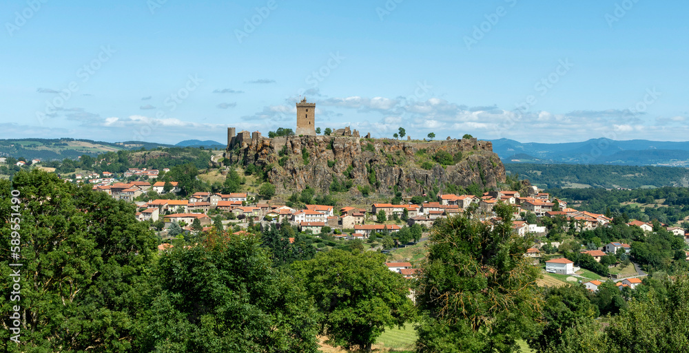  Vue sur le château de Polignac . Département de la Haute Loire. Auvergne Rhône Alpes. France