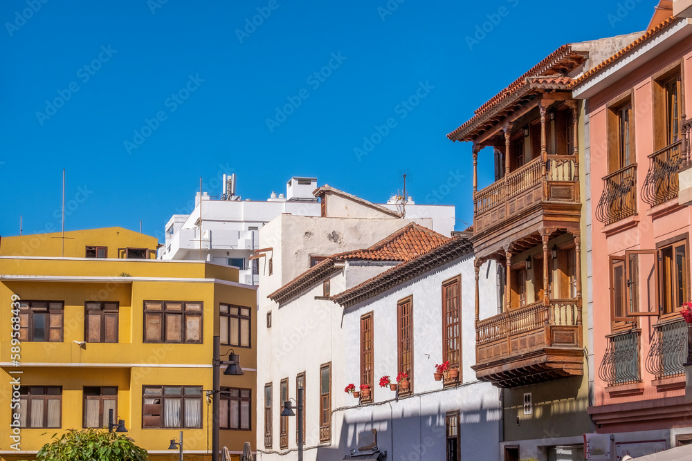 Der Balkon in Spanien unverzichtbar an mehrstöckigen Häusern und Hotels, in seinen vielfältigen Stilen und Formen