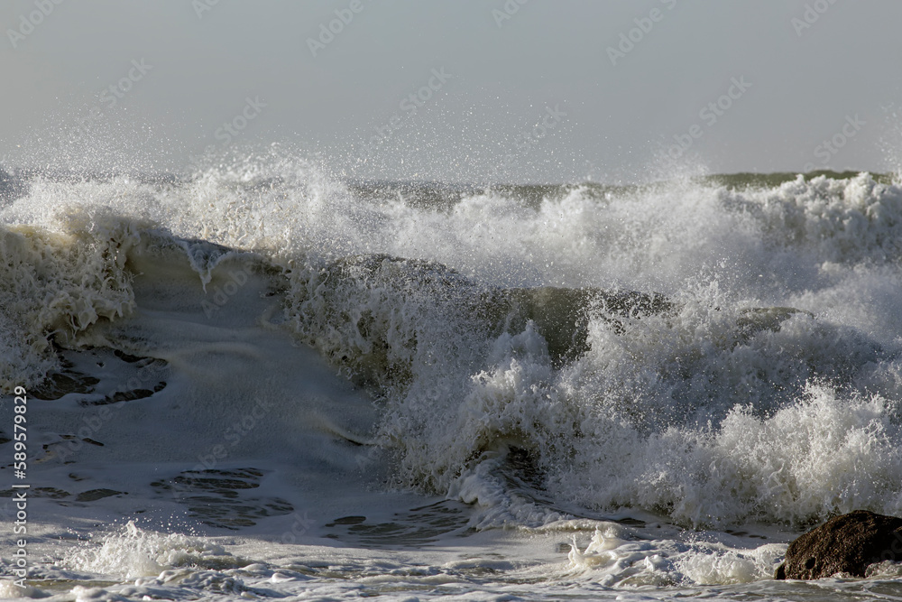 Fototapeta premium Detailed breaking wave