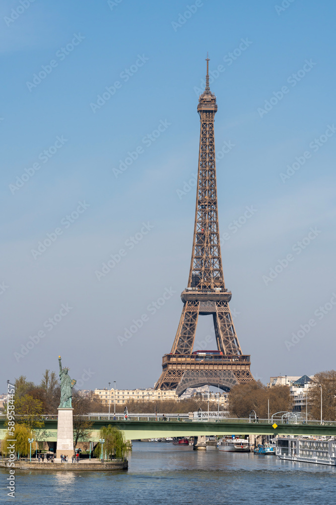 Fototapeta premium Paris, France - 04 05 2023: View of the Statue of Liberty, Grenelle bridge from Mirabeau Bridge.