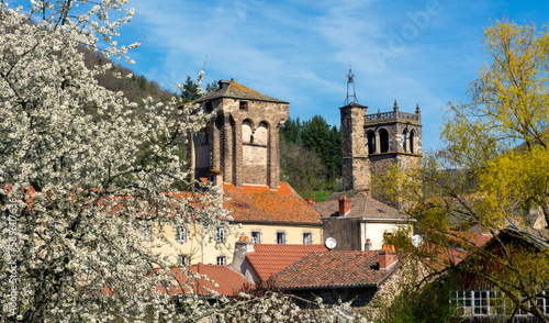 Photos Blesle classé comme l'un des plus beaux villages de France, vue sur le clocher Saint Martin et le Donjon des barons de Mercoeur