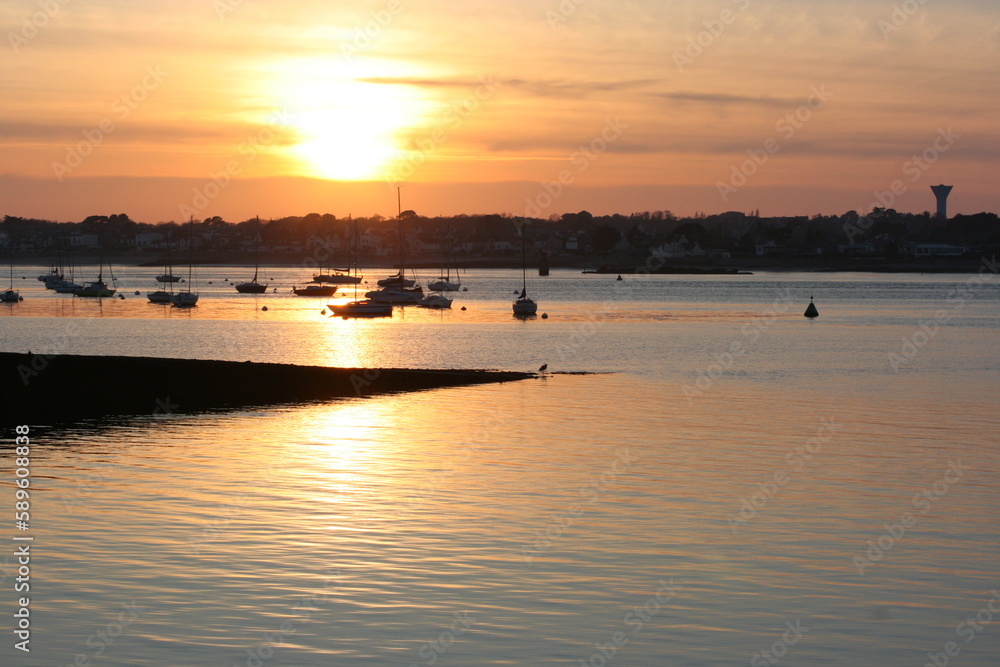 Coucher de soleil sur la rade de Lorient, vue prise à partir de Port-Louis (Bretagne, Morbihan, France)