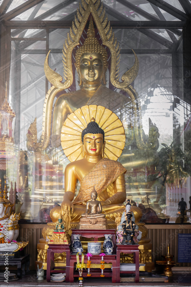 Obraz premium golden buddha in temples in Thailand