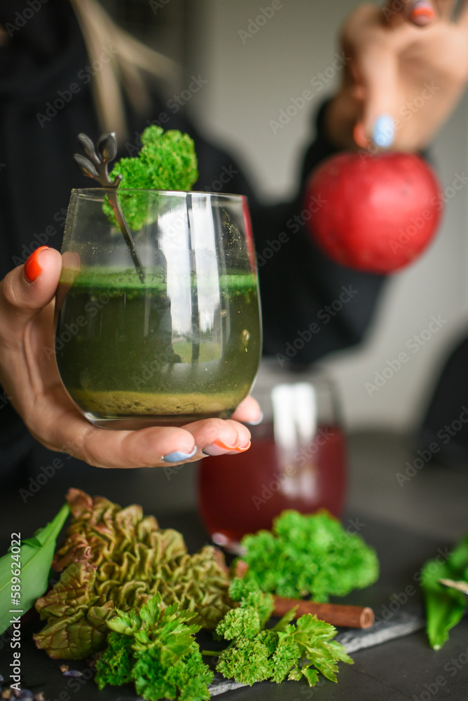 Choosing between green and red vegan cocktails