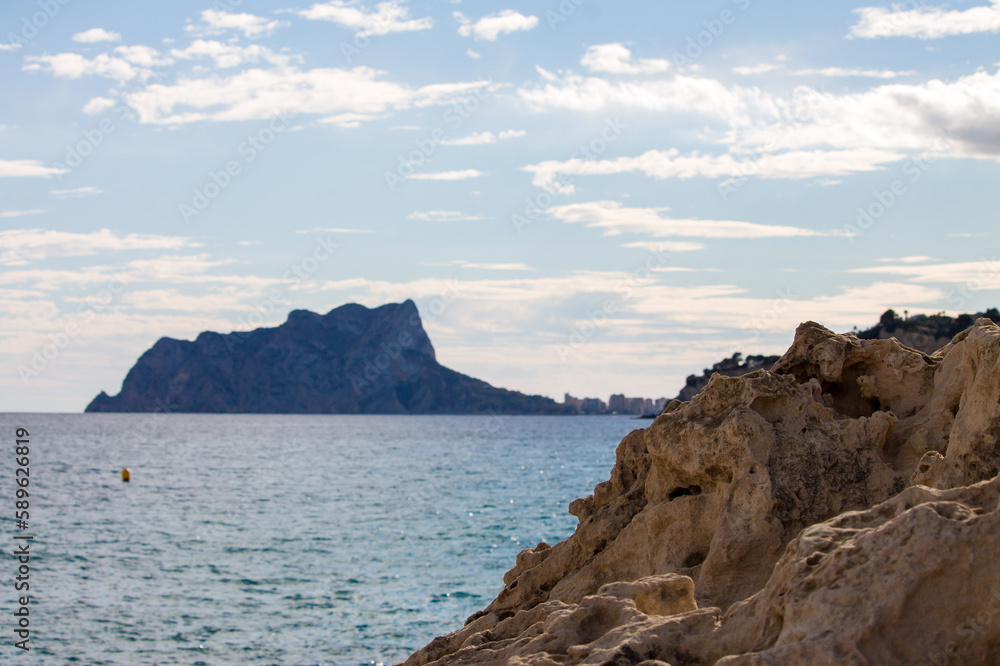 Paisaje maritimo de Moraria con roca en primer plano y El Peñon de Ifach al fondo