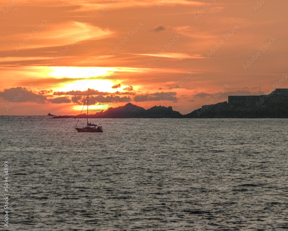 Un voilier en mer dans le coucher de soleil dans la baie des anges à Nice sur la Côte d'Azur