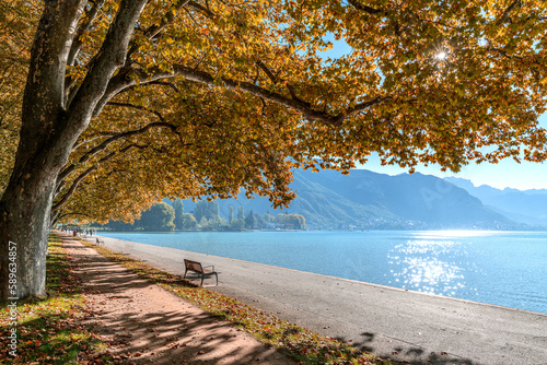 Paysage d'automne au bord du lac d'Annecy en Savoie