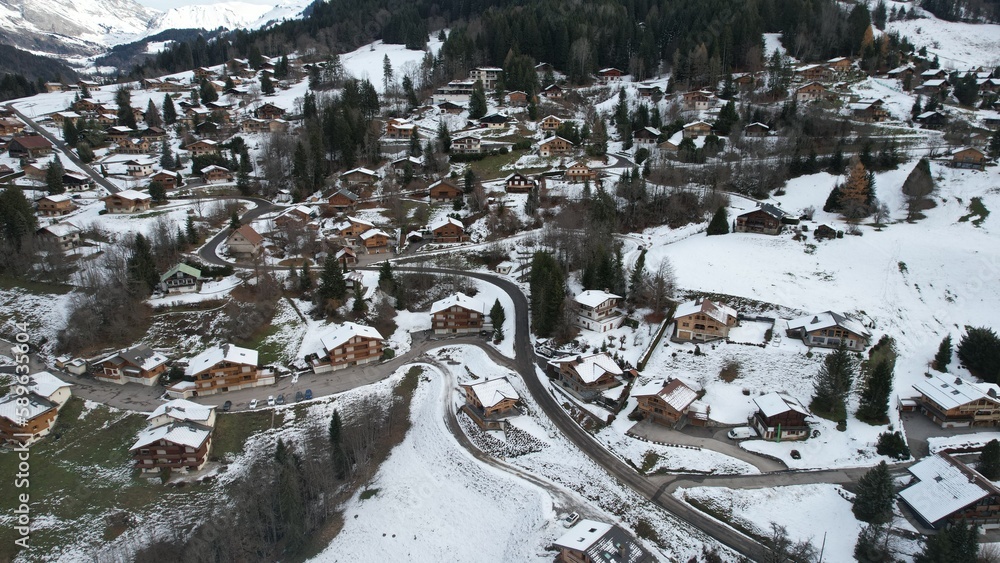 vue par drone de la commune de Saint Jean de Sixte en hiver sous la neige dans le Sud-Est de la France