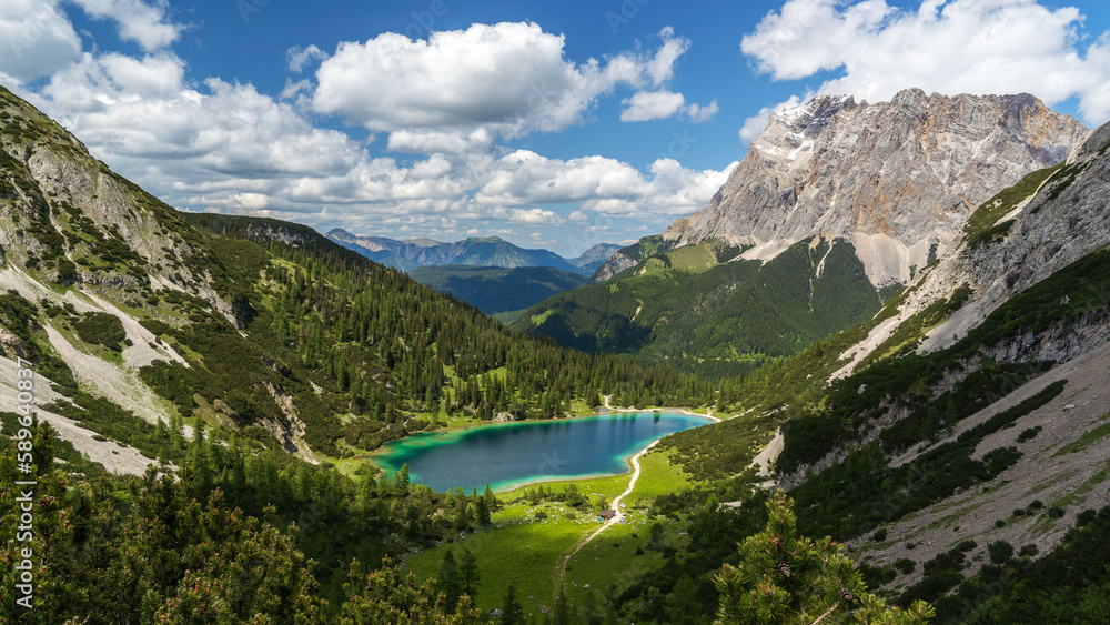 Der Seebensee in in Tirol, Österreich, ist umrahmt von den hohen Bergen des Miemiger Gebirges. Gesehen von der Coburger Hütte mit Blick auf die Zugspitze.