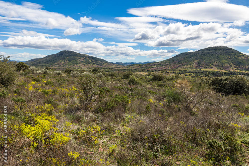 Fototapeta premium Paysage de ruffes rouges au nord du lac du Salagou et de l'ancien volcan du Cérébou depuis la plateau du Cayroux