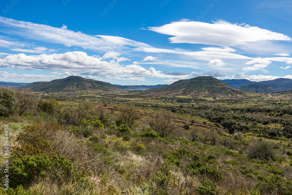 Paysage de ruffes rouges au nord du lac du Salagou et de l'ancien volcan du Cérébou depuis la plateau du Cayroux Paysage de ruffes rouges au nord du lac du Salagou et de l'ancien volcan du Cérébou depuis la plateau du Cayroux
