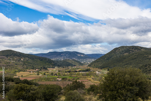 Paysage autour de l'autoroute A75 et des anciennes mines d'uranium près de Lodève photo