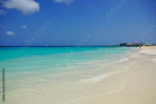 Fototapeta Naklejka Na Ścianę i Meble -  The miles of white sand and clear turquoise water of Eagle Beach in Aruba