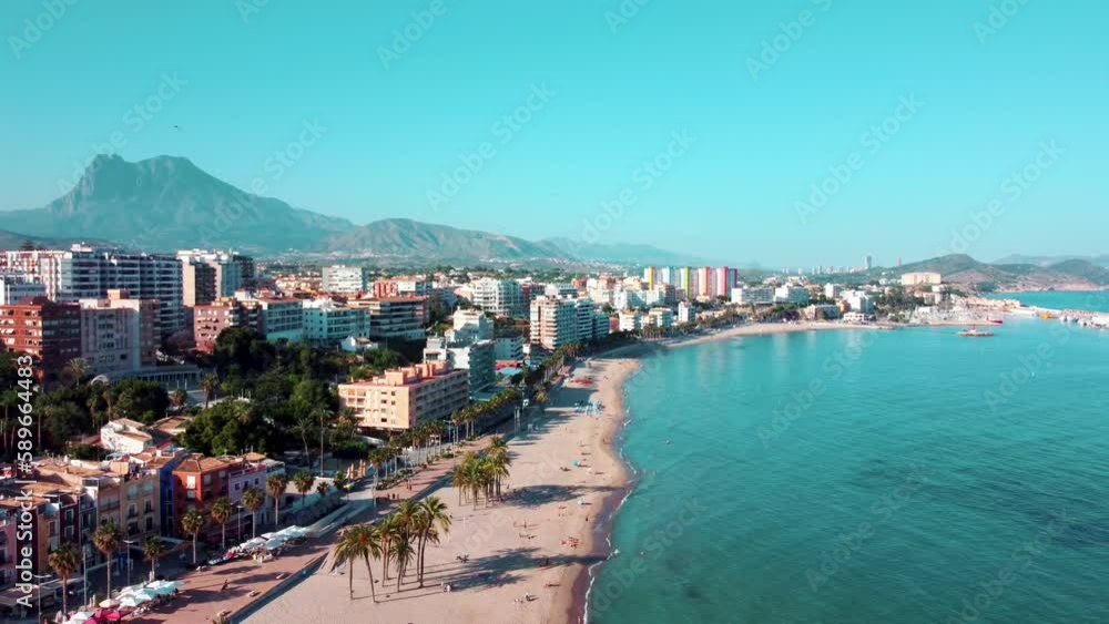 Vuelo de drone sobre la playa de Vila Joyosa, España