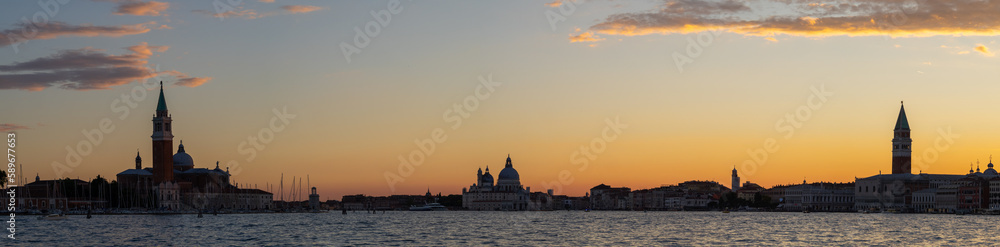 Obraz premium Panorama of Venice skyline at sunset from San Giorgio to San Marco