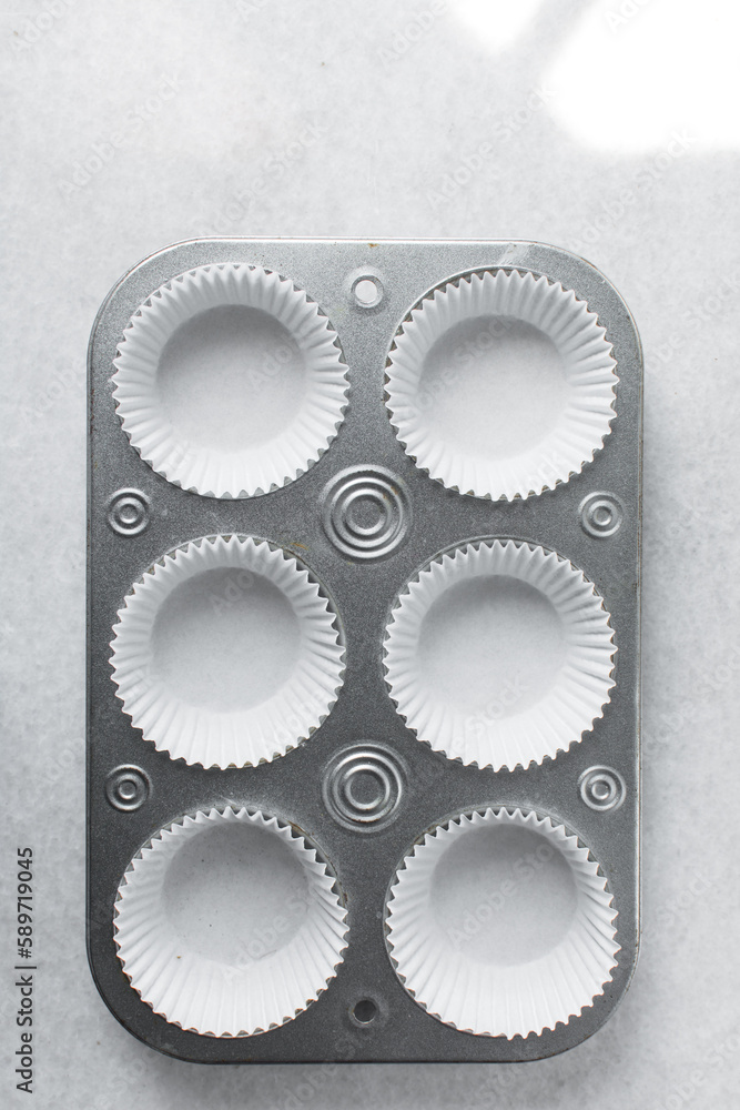 Silver Cupcake pan for making cupcakes and muffins with white liners. six cavity muffin pan Silver Cupcake pan for making cupcakes and muffins with white liners. six cavity muffin pan