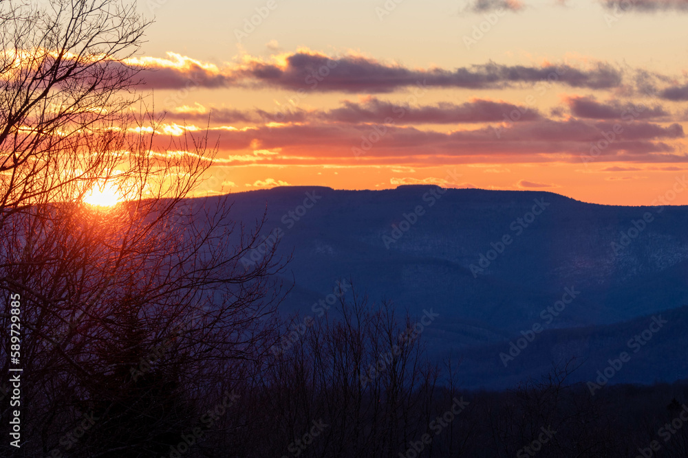 Obraz premium Telephoto View of West Virginia Mountains at Sunset