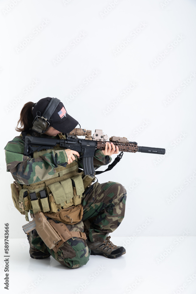 白背景に銃を構えた女性 camouflage 白背景に銃を構えた女性 camouflage