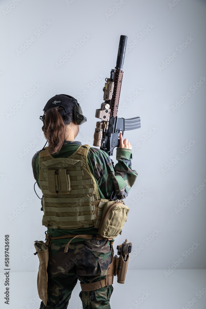 銃を構えた女性 camouflage 銃を構えた女性 camouflage