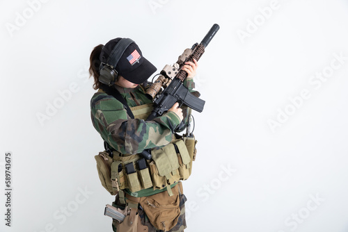 白背景に銃を構えた女性 camouflage