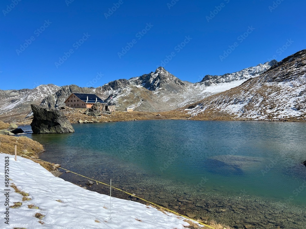 Obraz premium High alpine lakes next to the mountain hut (Chamanna da Grialetsch CAS or Grialetsch-Hütte SAC) in the massif of the Albula Alps, Zernez - Canton of Grisons, Switzerland (Kanton Graubünden, Schweiz)