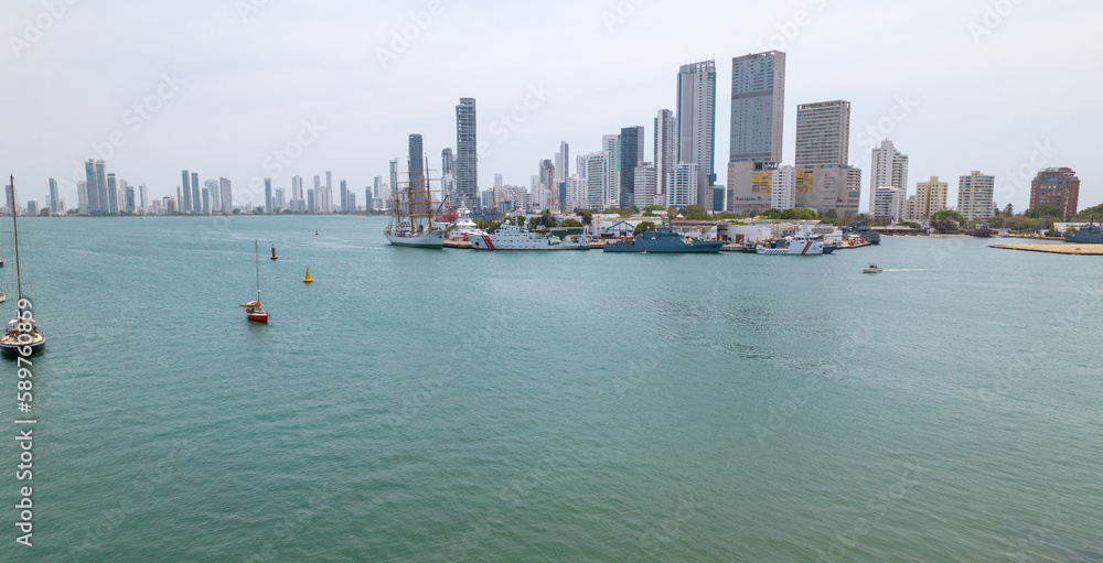 Paisaje urbano de la ciudad de Cartagena (Colombia), incluyendo sus playas, fuertes, murallas, centro histórico, mar.