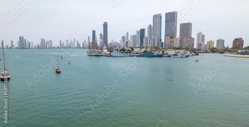 Obraz na płótnie Paisaje urbano de la ciudad de Cartagena (Colombia), incluyendo sus playas, fuertes, murallas, centro histórico, mar. w salonie