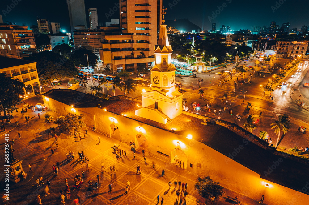 Paisaje urbano de la ciudad de Cartagena (Colombia), incluyendo sus playas, fuertes, murallas, centro histórico, mar.