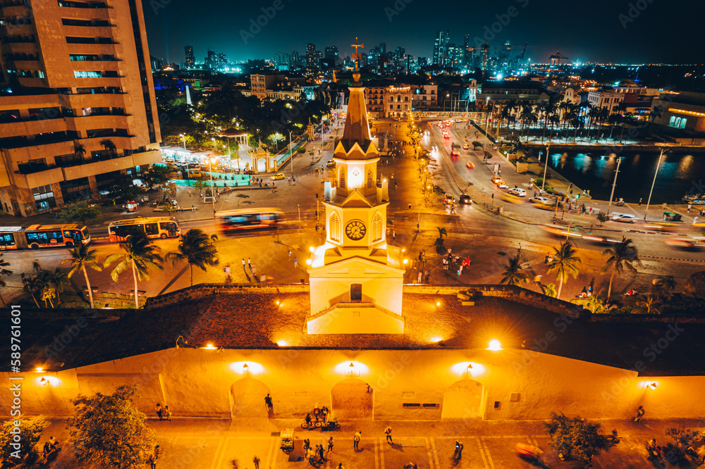 Paisaje urbano de la ciudad de Cartagena (Colombia), incluyendo sus playas, fuertes, murallas, centro histórico, mar.