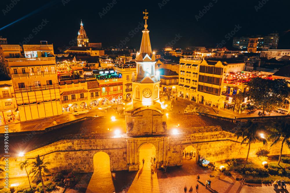 Paisaje urbano de la ciudad de Cartagena (Colombia), incluyendo sus playas, fuertes, murallas, centro histórico, mar.