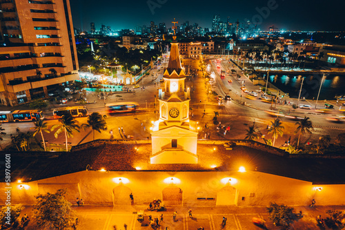 Obraz na płótnie Paisaje urbano de la ciudad de Cartagena (Colombia), incluyendo sus playas, fuertes, murallas, centro histórico, mar. w salonie