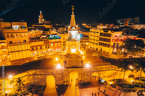 Obraz na płótnie Paisaje urbano de la ciudad de Cartagena (Colombia), incluyendo sus playas, fuertes, murallas, centro histórico, mar. w salonie